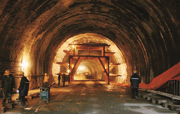 畢威高速公路隧道噴涂防火材料及鑲巾瓷磚工程 